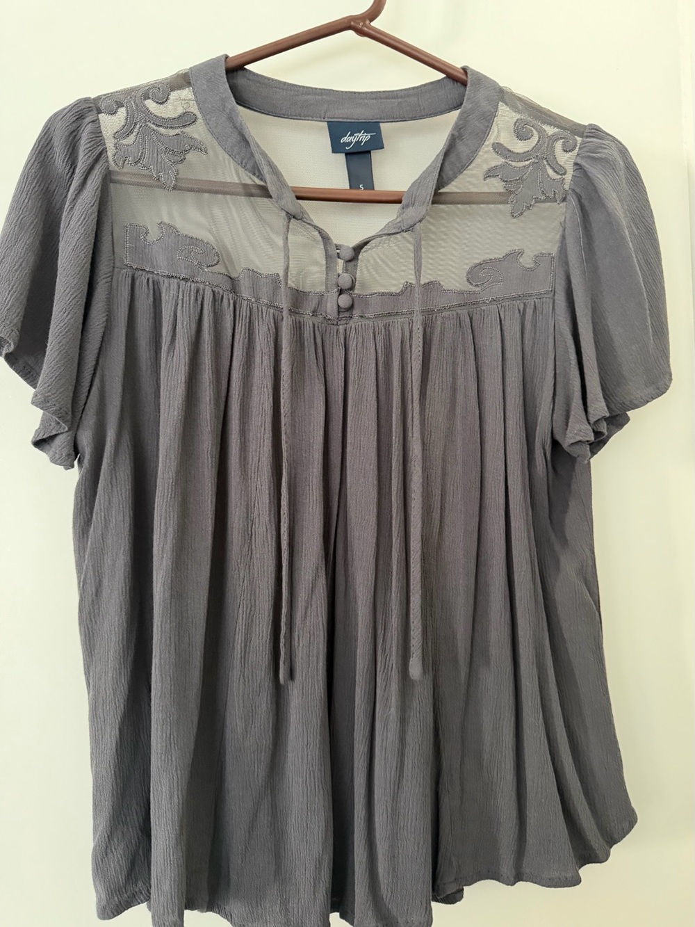 Buckle BKE Daytrip Gray Embroidered Sheer Flutter Sleeve Blouse Size Small